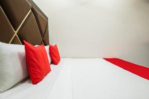 ルディヤーナーにあるHotel O Sunriseのベッドルーム1室(赤い枕のベッド1台付) +37枚の写真