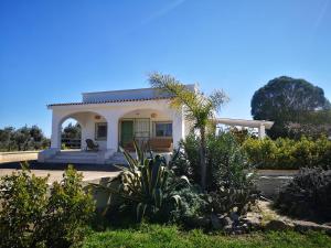 una pequeña casa blanca con un porche en Dolce Villa, en Francavilla Fontana
