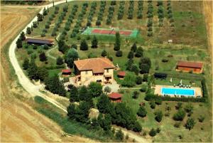 una vista aérea de una casa grande con piscina en La Contea Farmhouse, en Pozzuolo