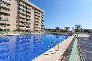 einem großen Pool vor einem Gebäude in der Unterkunft Apartment Patacona Beach 7 in Valencia