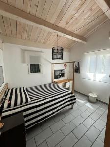 ドラギニャンにあるVilla Malmontの木製の天井と大きなベッドのある寝室