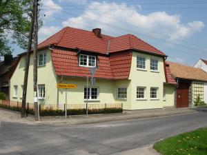 a yellow and red house with a red roof at Landurlaub in Schiebsdorf in Kasel-Golzig