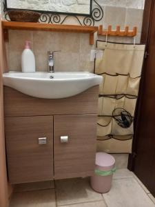 A bathroom at Trullo Monte Del Sale