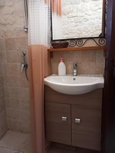 A bathroom at Trullo Monte Del Sale