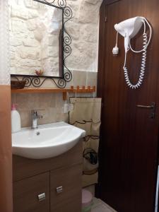 A bathroom at Trullo Monte Del Sale