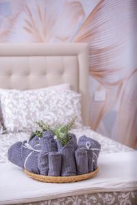 una cesta de toallas en la cama en La portineria guest house, en Bari