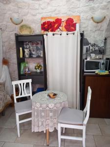 A kitchen or kitchenette at Trullo Monte Del Sale