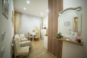 Una sala de estar con un sofá, una silla y una mesa. en La portineria guest house, en Bari 38 fotos más