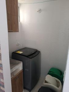 a small bathroom with a trash can and a toilet at Hermoso apartamento en Girardot in Girardot