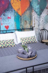 Una cama con una manta encima. en La portineria guest house, en Bari