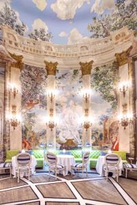une salle à manger avec une peinture d'aorus dans l'établissement The Pierre, A Taj Hotel, New York, à New York