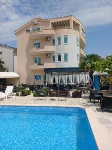 Bazén v ubytování Hotel Denis nebo v jeho okolí