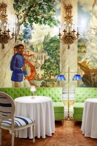 un salon avec un tableau sur le mur dans l'établissement The Pierre, A Taj Hotel, New York, à New York 37 autres photos