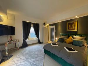 Μια τηλεόραση ή/και κέντρο ψυχαγωγίας στο Apartment Central very close to Aquapark Nymphaea +37 φωτογραφίες
