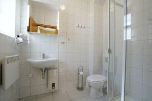 a bathroom with a toilet and a sink and a shower at MP 2 Leuchtturm in Steinbeck