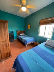 Katil atau katil-katil dalam bilik di Villa Sunset #3, Ocean View, short walk to the beach