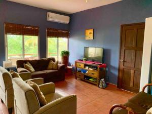 Televisyen dan/atau pusat hiburan di Villa Sunset #3, Ocean View, short walk to the beach