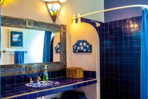 Bilik mandi di Villa Sunset #3, Ocean View, short walk to the beach +41 gambar