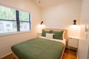 Creekside Modern Tiny Home - Firepit - Racoon Cabin
