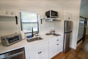 Dapur atau dapur kecil di Creekside Modern Tiny Home - Firepit - Racoon Cabin