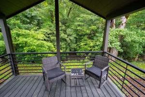 Balkon atau teras di Creekside Modern Tiny Home - Firepit - Racoon Cabin