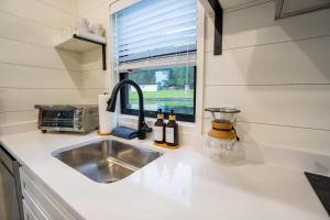 Creekside Modern Tiny Home - Firepit - Racoon Cabin的厨房或小厨房