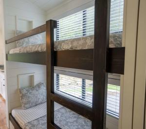Creekside Modern Tiny Home - Firepit - Racoon Cabin客房内的一张或多张床位