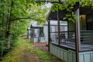 Creekside Modern Tiny Home - Firepit - Racoon Cabin外面的花园