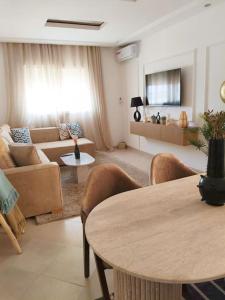 TV a/nebo společenská místnost v ubytování Family House Marrakech + 18 fotografií