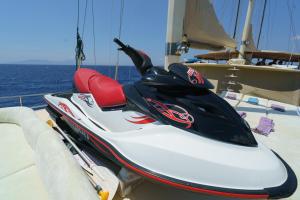 un bateau à moteur assis sur le côté d'un bateau dans l'établissement Lüks gulette tekne tatili, à Bodrum City