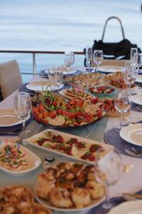 une table avec des assiettes de nourriture et des verres de vin dans l'établissement Lüks gulette tekne tatili, à Bodrum City