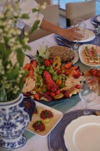 une table avec une assiette de nourriture dessus dans l'établissement Lüks gulette tekne tatili, à Bodrum City 13 autres photos