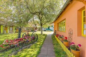 Vonkajšia záhrada v ubytovaní Rural Homestead Trenkovo - Happy Rentals