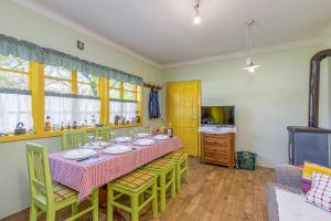 Televízia a/alebo spoločenská miestnosť v ubytovaní Rural Homestead Trenkovo - Happy Rentals