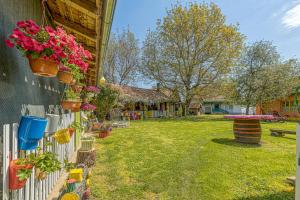 Vonkajšia záhrada v ubytovaní Rural Homestead Trenkovo - Happy Rentals