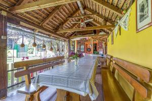 Reštaurácia alebo iné gastronomické zariadenie v ubytovaní Rural Homestead Trenkovo - Happy Rentals