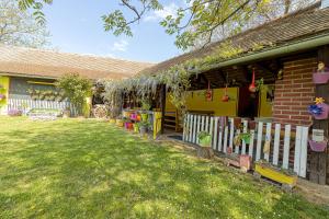 Vonkajšia záhrada v ubytovaní Rural Homestead Trenkovo - Happy Rentals
