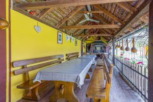 Reštaurácia alebo iné gastronomické zariadenie v ubytovaní Rural Homestead Trenkovo - Happy Rentals