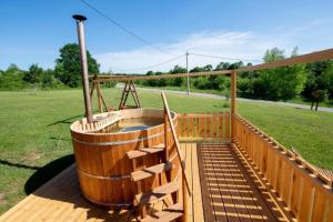 Fotografie z fotogalerie ubytování Chalet Markoci With Hot Tub - Happy Rentals v destinaci Rakovica
