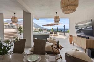 Televízia a/alebo spoločenská miestnosť v ubytovaní Luxury Penthouse Duce