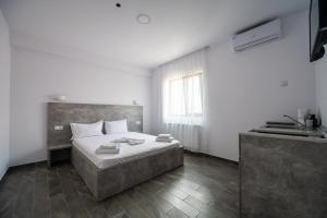 ein Schlafzimmer mit einem großen Bett und einem Fenster in der Unterkunft Casa Mathias in Eforie Nord + 43 Fotos