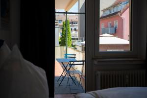 a view of a table and a chair on a balcony at Blauwal - W14, Zentral in Bahnhofsnähe, Balkon, Küche in Ulm