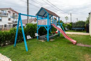 ein Spielplatz mit Rutsche im Hof in der Unterkunft Casa Mathias in Eforie Nord