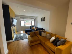 Χώρος καθιστικού στο 5 Bed Haven - Off Street Parking - Pool Table