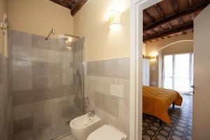 Un baño de Villa le Api 37 fotos más