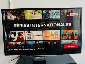 TV a/nebo společenská místnost v ubytování Paris La Défense Studio