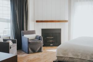 Posezení v ubytování Fireside Inn on Moonstone Beach