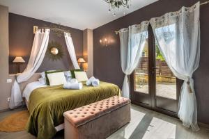 un dormitorio con una cama y una ventana en Domaine de Campagnac - Spa & Sauna, en Carsac-Aillac