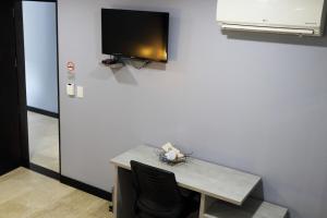 TV a/nebo společenská místnost v ubytování Hotel Lleras 10