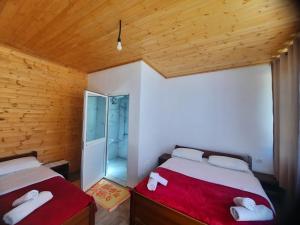 Rúm í herbergi á Mikel Center Theth Guesthouse